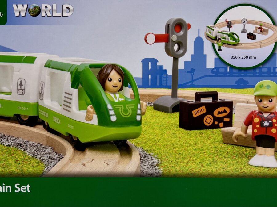 BRIO World Circle Train Set mit grünem Zug, zwei Spielfiguren, Signal, Bahnhofsuhr und Koffer auf Holzschienen