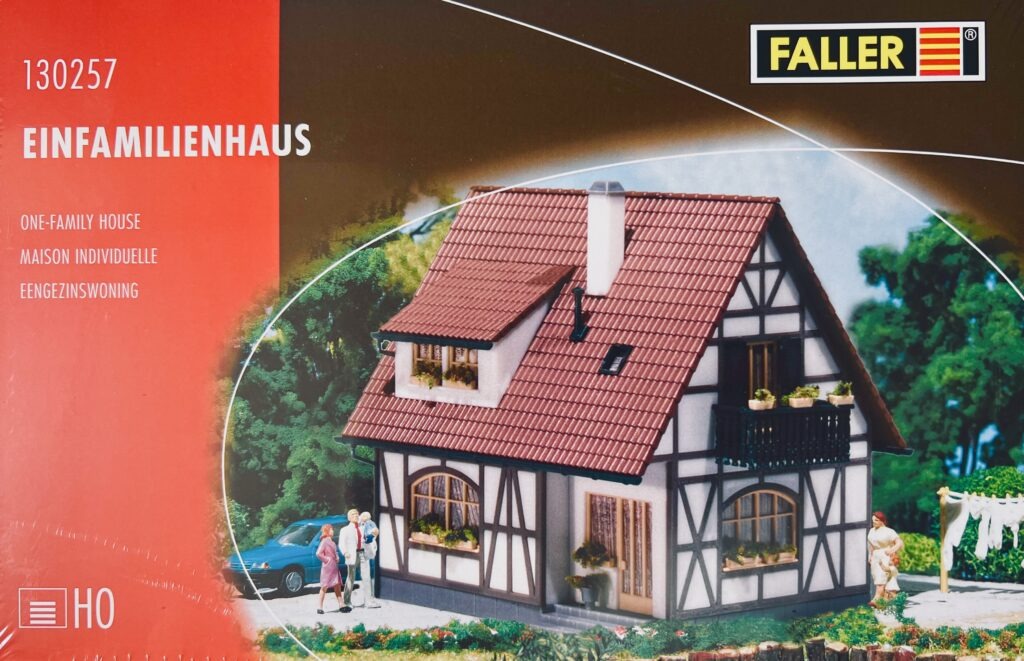 Faller 130257 Einfamilienhaus: Modell eines zweistöckigen Fachwerkhauses mit rotem Ziegeldach im Maßstab H0