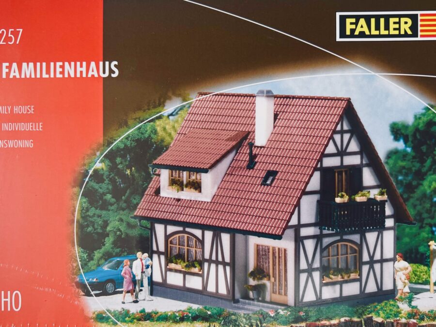 Faller 130257 Einfamilienhaus: Modell eines zweistöckigen Fachwerkhauses mit rotem Ziegeldach im Maßstab H0